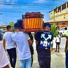 Sepelio. En redes sociales circularon imágenes del traslado del féretro.