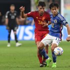 Doha (Qatar), 01/12/2022.- Pedri (L) of Spain in action against Takefusa Kubo of Japan during the FIFA World Cup 2022 group E soccer match between Japan and Spain at Khalifa International Stadium in Doha, Qatar, 01 December 2022. (Mundial de Fútbol, Japón, España, Estados Unidos, Catar) EFE/EPA/Neil Hall