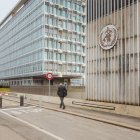 Ginebra. Un hombre camina frente a la sede de la OMS.