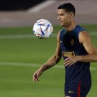 Cristiano Ronaldo, capitán de Portugal, durante la práctica de su selección que se alista para medir a Marruecos en los Cuartos de final de Qatar 2022.
