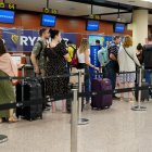 Fotografía de archivo de pasajeros en la T2 del Aeropuerto de de El Pra en Barcelona (España)