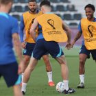 Doha (Qatar), 09/12/2022.- England"s Raheem Sterling (R) and teammates attend their training session in Doha, Qatar, 09 December 2022. England will play France in the quarter final match of the FIFA World Cup 2022 on 10 December. (Mundial de Fútbol, Francia, Catar) EFE/EPA/TOLGA BOZOGLU