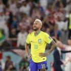Neymar de Brasil se lamenta hoy, en un partido de los cuartos de final del Mundial de Fútbol Qatar 2022 entre Croacia y Brasil en el estadio Ciudad de la Educación en Rayán (Qatar)