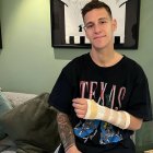 Quartararo, quien hizo 248 puntos para quedar segundo en el Mundial 2022  (Bagnaia fue campeón con 265), posa con una férula.