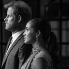 Harry y Meghan nuevamente arremeten contra la monarquía británica.