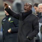 BAZ115. Milán (Italia), 19/01/2014.- El técnico holandés del Milan, Clarence Seedorf, da instrucciones a sus jugadores desde la banda durante la Serie A italiana partido de fútbol entre el AC Milan y el Hellas Verona en el estadio Giuseppe Meazza en Milán, Italia , 19 de enero de 2014. EFE / EPA / MATTEO BAZZI ITALIA Fútbol Serie A. BAZ115. Milan (Italy), 19/01/2014.- Dutch coach of AC Milan, Clarence Seedorf, gives directions to his players from the sideline during the Italian Serie A soccer match between AC Milan and Hellas Verona at Giuseppe Meazza stadium in Milan, Italy, 19 January 2014. EFE/EPA/MATTEO BAZZI ITALY SOCCER SERIE A.