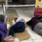 Los turistas varados deben improvisar camas en el aeropuerto para descansar.