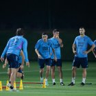 Los jugadores de la selección argentina (i-d) Germán Pezzella, Ángel Di María, Paulo Dybala, Guido Rodríguez y Exequiel Palacios participan en el entrenamiento del equipo este jueves en Doha, Catar. Argentina se enfrentará a Francia en la final del Mundial.