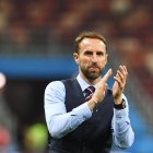 El seleccionador inglés avanzó en Qatar hasta cuartos de final.



Moscow (Russian Federation), 11/07/2018.- England head coach Gareth Southgate applauds fans after the FIFA World Cup 2018 semi final soccer match between Croatia and England in Moscow, Russia, 11 July 2018. (RESTRICTIONS APPLY: Editorial Use Only, not used in association with any commercial entity - Images must not be used in any form of alert service or push service of any kind including via mobile alert services, downloads to mobile devices or MMS messaging - Images must appear as still images and must not emulate match action video footage - No alteration is made to, and no text or image is superimposed over, any published image which: (a) intentionally obscures or removes a sponsor identification image; or (b) adds or overlays the commercial identification of any third party which is not officially associated with the FIFA World Cup) (Croacia, Mundial de Fútbol, Moscú, Inglaterra, Rusia) EFE/EPA/FACUNDO ARRIZABALAGA EDITORIAL USE ONLY RUSSIA SOCCER FIFA WORLD CUP 2018.