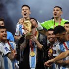Lionel Messi logró levantar la Copa del Mundo con su país y confirmó que seguirá jugando para ella.