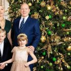 Charlene con sus hijos y Alberto de Mónaco.