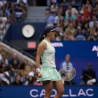 La polaca de apenas 21 años de edad en una de las postales de 2022 tras ganar el US Open 2022.