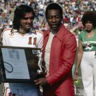 Best y Pelé se enfrentaron en un los Estados Unidos y el británico le entregó un reconocimiento en 1979.