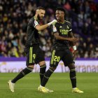 Karim Benzemá (i) intenta calmar a Vinicius Junior durante el partido de Liga ante el Valladolid.