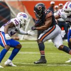 Damar Hamlin (d) en uno de los últimos juegos con su equipo, los Bills.