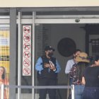 Atención. Una trabajadora, en la puerta de la matriz del Registro de la Propiedad de Guayaquil.