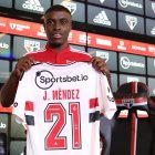 Jhegson Mendez muestra el número 21 en su camiseta en honor a su fallecido padre.