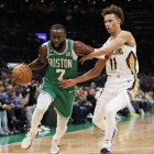 Jaylen Brown (i) fue clave en la obtención del liderato de los Celtics en el Este.