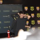 Este viernes 13 de enero, el futbolista, ya con 31 años, enfundándose la chompa de Barcelona, plantilla que fue su archirrival y que ahora prometió defender por una temporada.