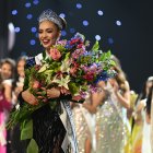 En esta fotografía cedida por Miss Universo, aparece Miss Universo Estados Unidos 2022, R"Bonney Gabriel, tras ganar Miss Universo 2023, en el Ernest N. Morial Convention Center en Nueva Orleans, Luisiana (Estados Unidos).