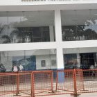 En la esquina inferior derecha de la foto se puede observar a los agentes siendo atendidos por un funcionario del CNE.