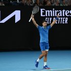 Novak Djokovic celebra pese a su lesión en la pierna izquierda.