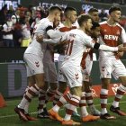 Los jugadores  durante el festejo del cuarto gol.