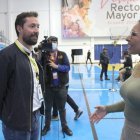 El observador electoral Régis Dandoy dialoga con la presidenta del CNE, Diana Atamaint, durante el simulacro de las elecciones.