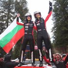 Sébastien Ogier celebra con su copiloto al final del Rally de Montecarlo.