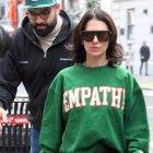 La escritora de 39 años lleva inscrita en su sudadera la palabra "empatía".