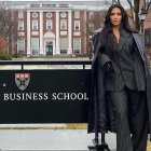 Kim Kardashian posa afuera de Harvard donde compartió sus conocimientos en finanzas.