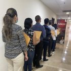 Trabajo.- Un grupo de personas hacen fila para ser entrevistadas para un empleo.