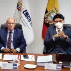 El expresidente de la EMCO, Hernán Luque (i), y el gerente subrogante, Carlos Guayaquil (d).