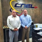 El exgerentre de Cnel, Antonio Icaza (d), en una reunión con el alcalde de Huaquillas en el 2022.