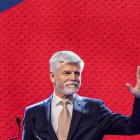 El Presidente electro de Republica Checa, Peter Pavel, habla con periodistas después de conocer los resultados de las votaciones.