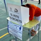 Una mujer ejerce su derecho al voto, dentro de un centro de privación de libertad, los detalles del acto fueron reservados por el SNAI