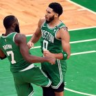 Jayson Tatum (d) y Jaylen Brown, de los Boston Celtics, fueron claves en la victoria frente a los Nets.