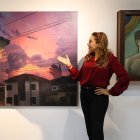 Hecho. Milton Paredes y Martha Rizzo, presidenta de la CCNG, ante la obra que ganó en 2022.