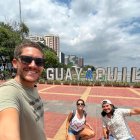 1. Turismo.  Los argentinos Carolina y Santiago disfrutaron 

de su paseo en el Malecón 2000 con el guayaquileño Anthony (en la imagen, quien toma la selfi) que los llevó a conocer la ciudad