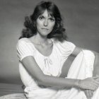 En la década del 70, la voz de Karen Carpenter cobró fama mundial, gracias a su envolvente voz y hermosas canciones. Junto a su hermano John formó el dúo Carpenters.