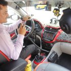 El taxista Julio Rivas, de la cooperativa 26 de Mayo, muestra los equipos que tiene su unidad.