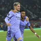 RABAT (MARRUECOS), 08/02/2023.- El centrocampista del Real Madrid Fede Valverde celebra con Rodrygo Goes (d) tras marcar el segundo gol ante el Al Ahly, durante el partido correspondiente a las semifinales del Mundial de Clubes entre el Al Ahly y el Real Madrid disputado este miércoles en Rabat. EFE/ Julio Muñoz