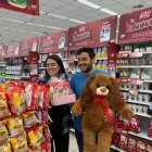 Supermercado. En Tía, hay la campaña Tía te enamora todos los días. Una pareja aprovecha las ofertas que ofrece.