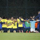 Los jugadores de la selección ecuatoriana sub-20 terminaron de rodillas en medio de la cancha, tras vencer 2-1 a Paraguay el domingo pasado y lograr la clasificación al Mundial de Indonesia que arrancará el 20 de mayo.
