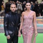 Dani Alves (i) junto a su esposa Joana Sanz posan para las cámaras.