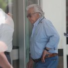 Danilo Carrera, el cuñado del presidente Lasso, al ingreso de la clínica Kennedy en Samborondón.