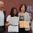 Ceremonia. Las jóvenes recibieron sus certificados este sábado en un acto al que acudieron con familiares.