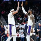 Anthony Davis (i) y LeBron James fueron los líderes del partido ante Mavericks.