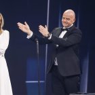 La futbolista española Alexia Putellas del FC Barcelona con su premio al mejor jugador femenino de la FIFA junto al presidente de la FIFA Gianni Infantino en el escenario durante la ceremonia The Best FIFA Football Awards 2022 en París, Francia, el 27 de febrero de 2023.