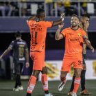 El argentino Jonatan Bauman (d) fue titular en el debut de Barcelona, ante Gualaceo, en la LigaPro 2023.